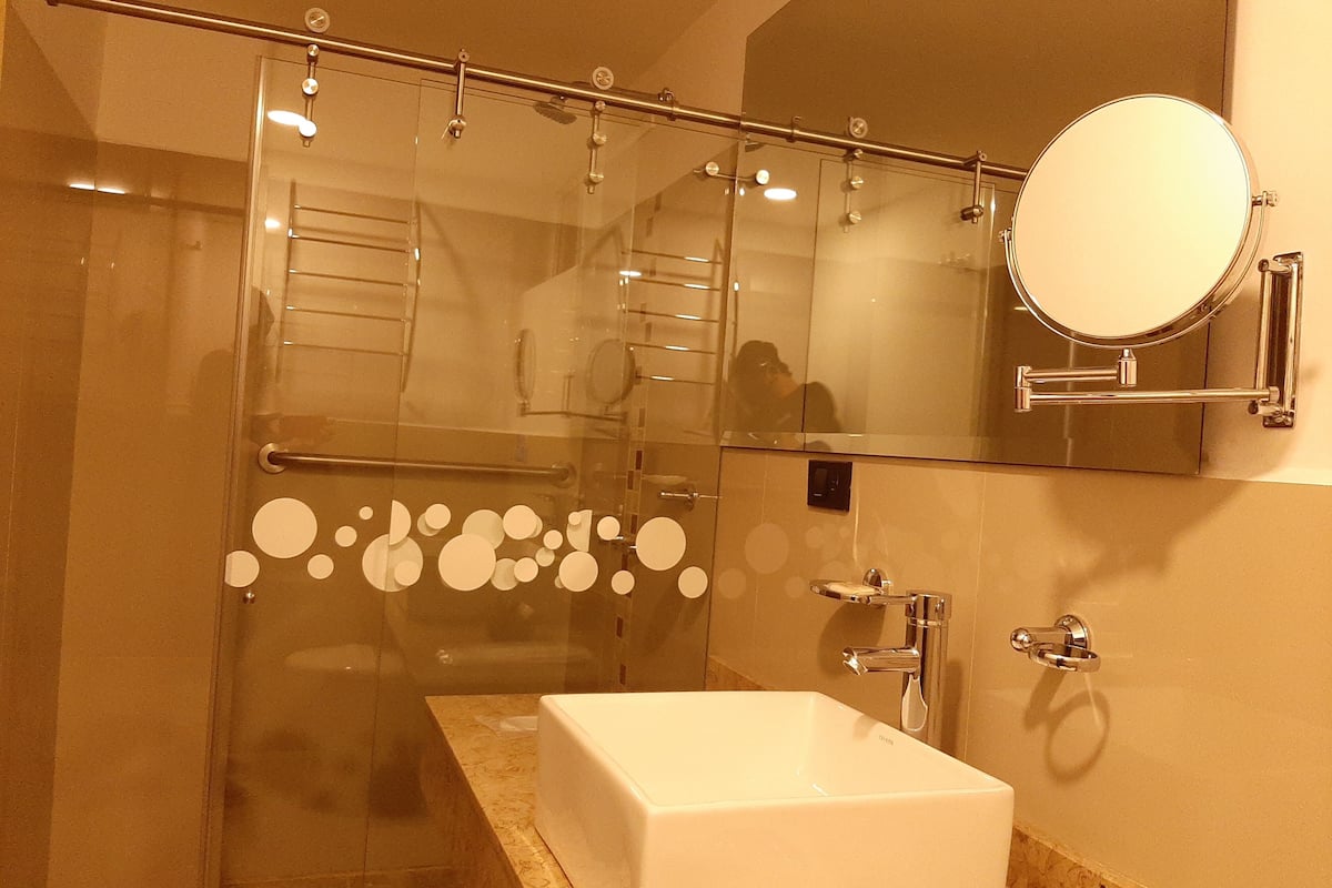 standard single room | bathroom | free toiletries, hair dryer, slippers, towels