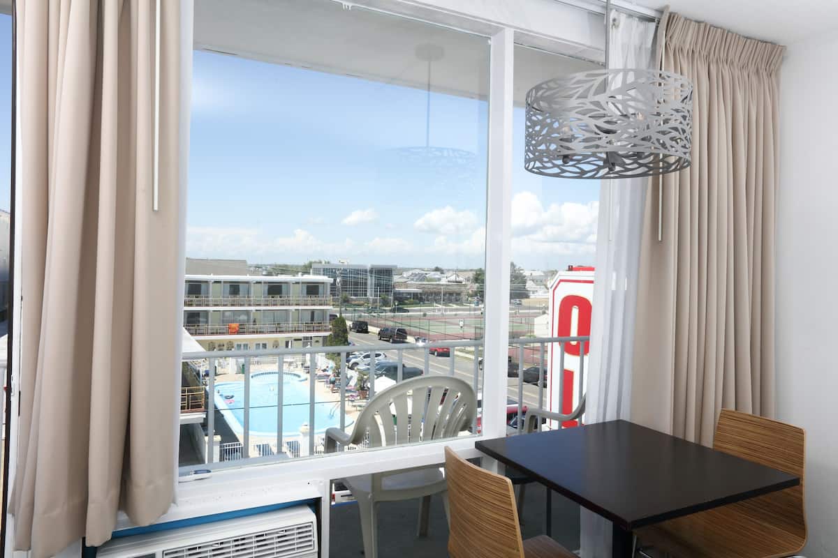 Economy Room, 1 King Bed, Non Smoking, Balcony