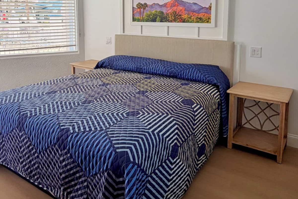 Surmatelas, fer et planche à repasser, draps fournis
