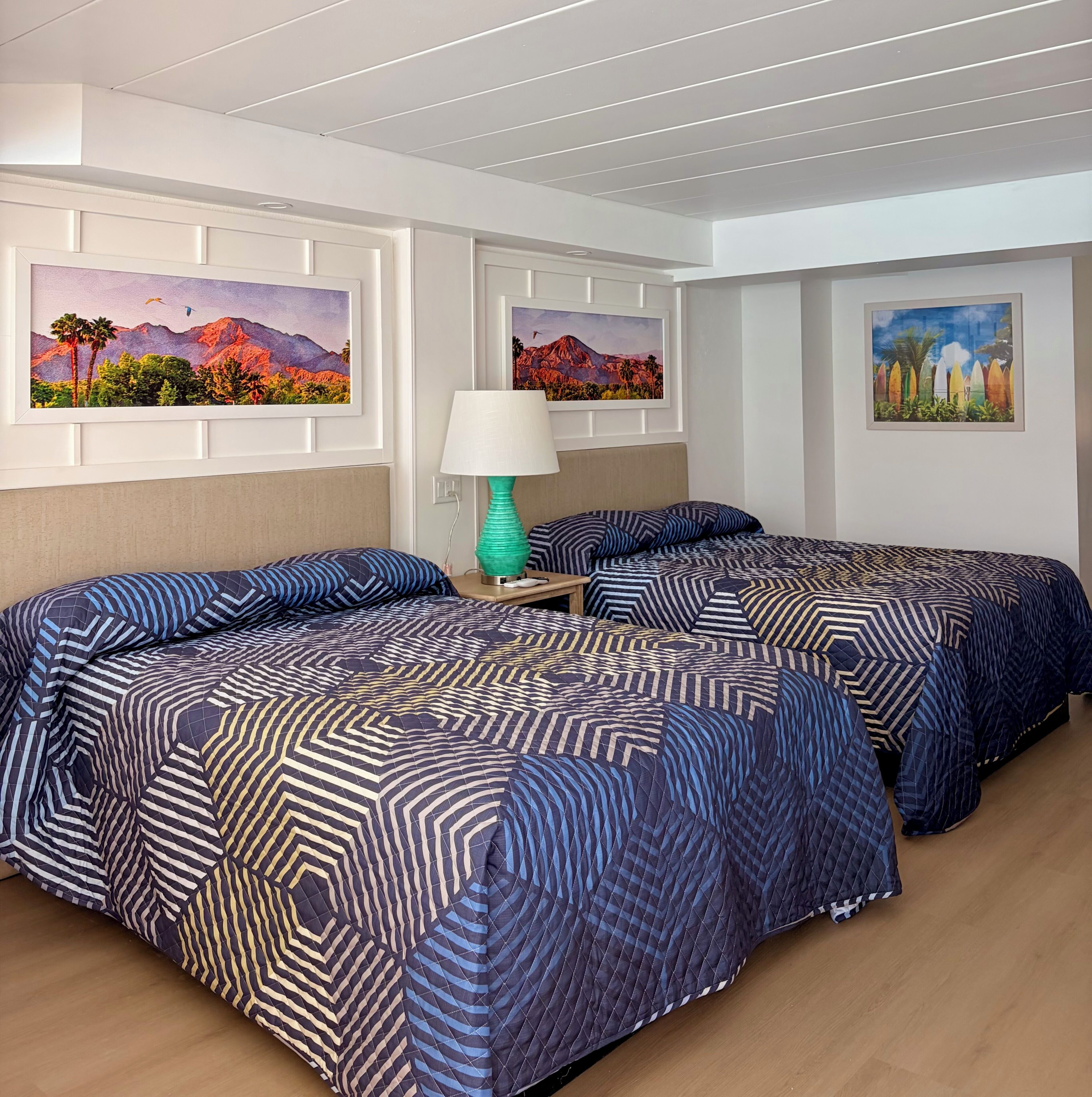 Neljän hengen deluxe-huone, 2 keskisuurta parisänkyä, keittotila, lisärakennuksessa | Pillowtop-patjalliset sängyt, silitysrauta/-lauta, vuodevaatteet