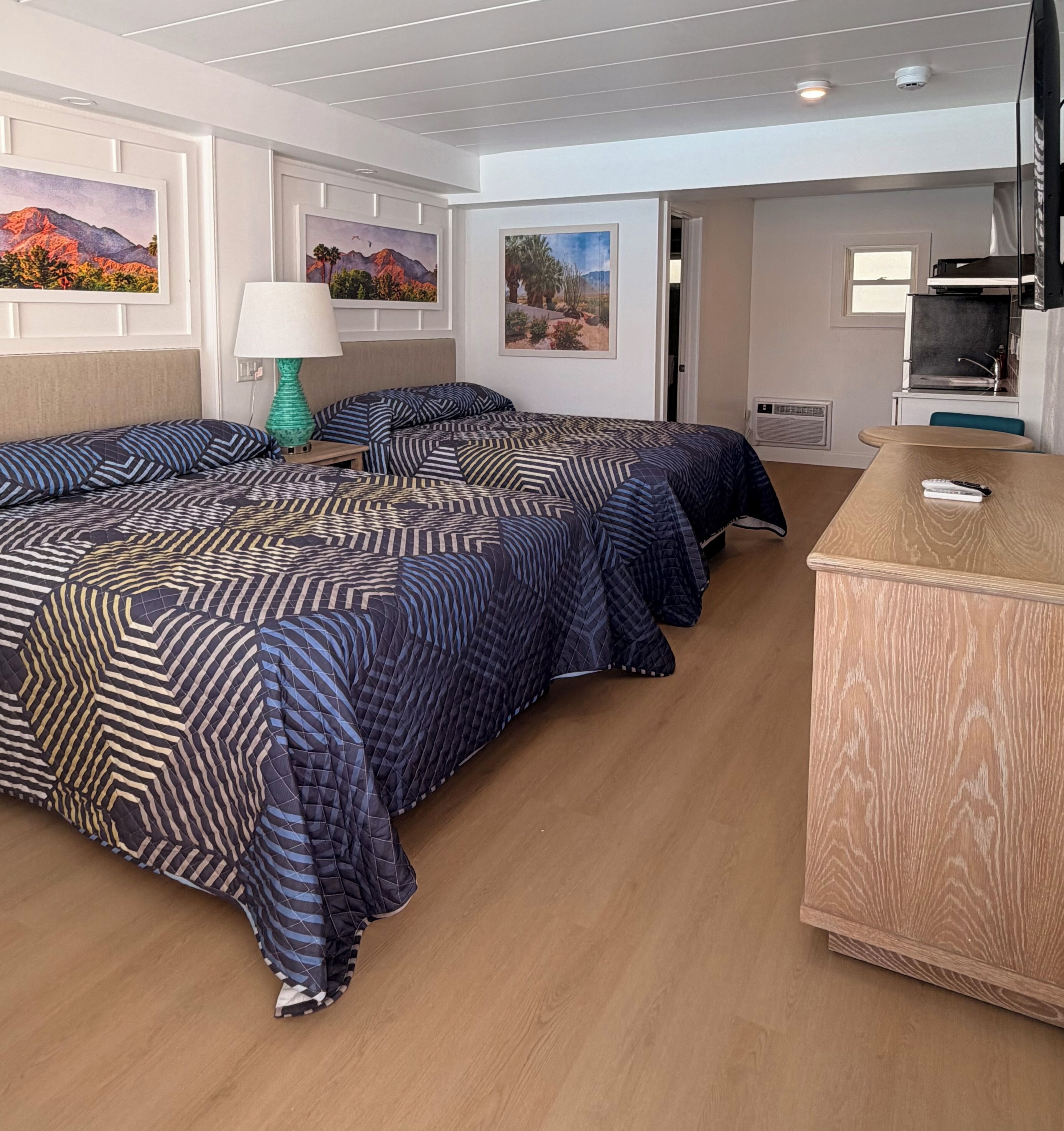 Neljän hengen deluxe-huone, 2 keskisuurta parisänkyä, tupakointi kielletty, lisärakennuksessa | Pillowtop-patjalliset sängyt, silitysrauta/-lauta, vuodevaatteet