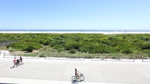 Un chemin piétonnier et cyclable, revêtu d’un revêtement pavé.