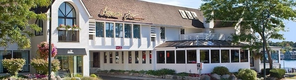 Front of property - Edgewater Inn- Charlevoix (Charlevoix)