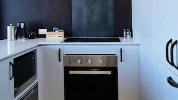 Penthouse, 2 hálószobával | Privát konyha | Mikrohullámú sütő, elektromos vízforraló és kenyérpirító