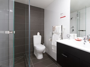 Dusche, umweltfreundliche Kosmetikartikel, Haartrockner, Handtücher
