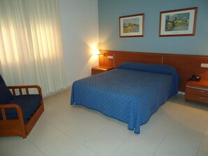 Sengetøy av topp kvalitet, minibar, safe på rommet og skrivebord