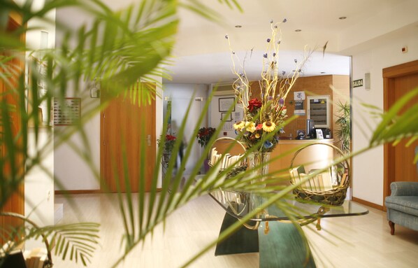 A reception area with a desk, chairs, and a reception sign. - Hotel Mar Menor (San Javier)