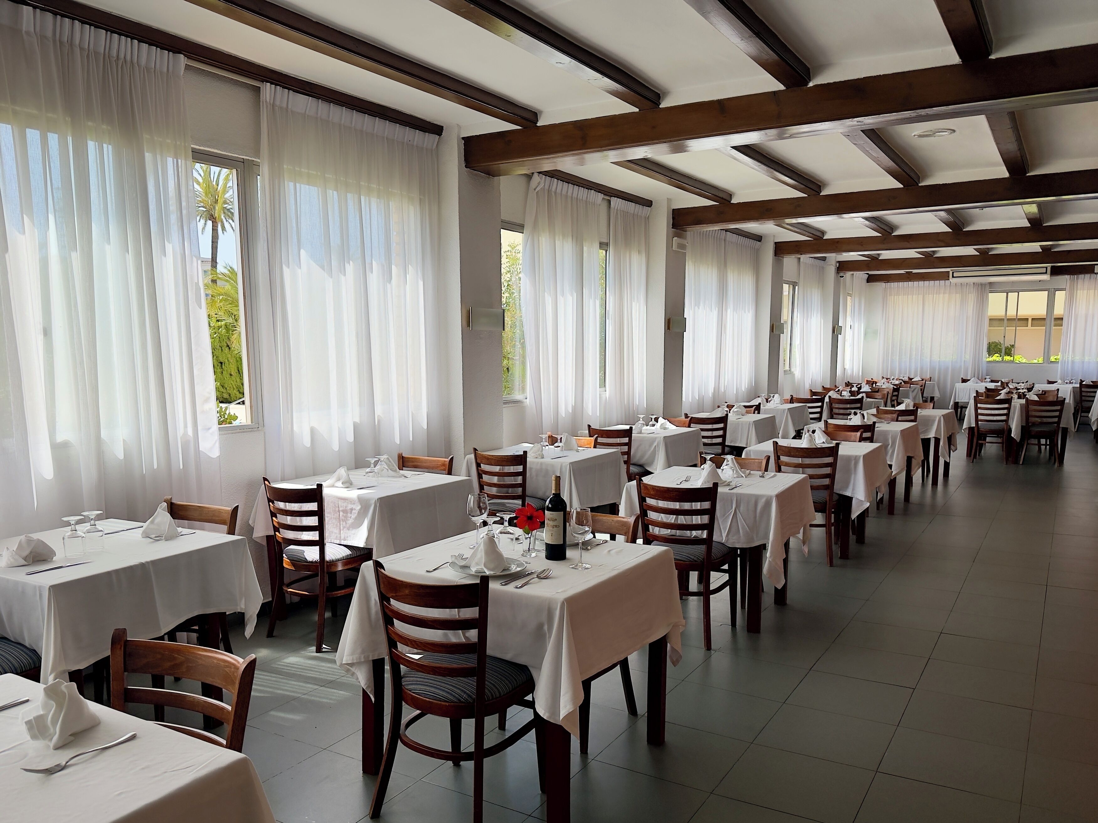 Petit déjeuner, déjeuner et dîner servis sur place