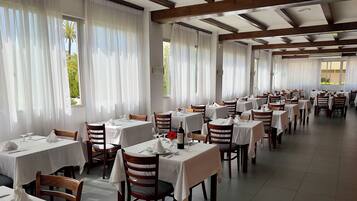 Petit déjeuner, déjeuner et dîner servis sur place