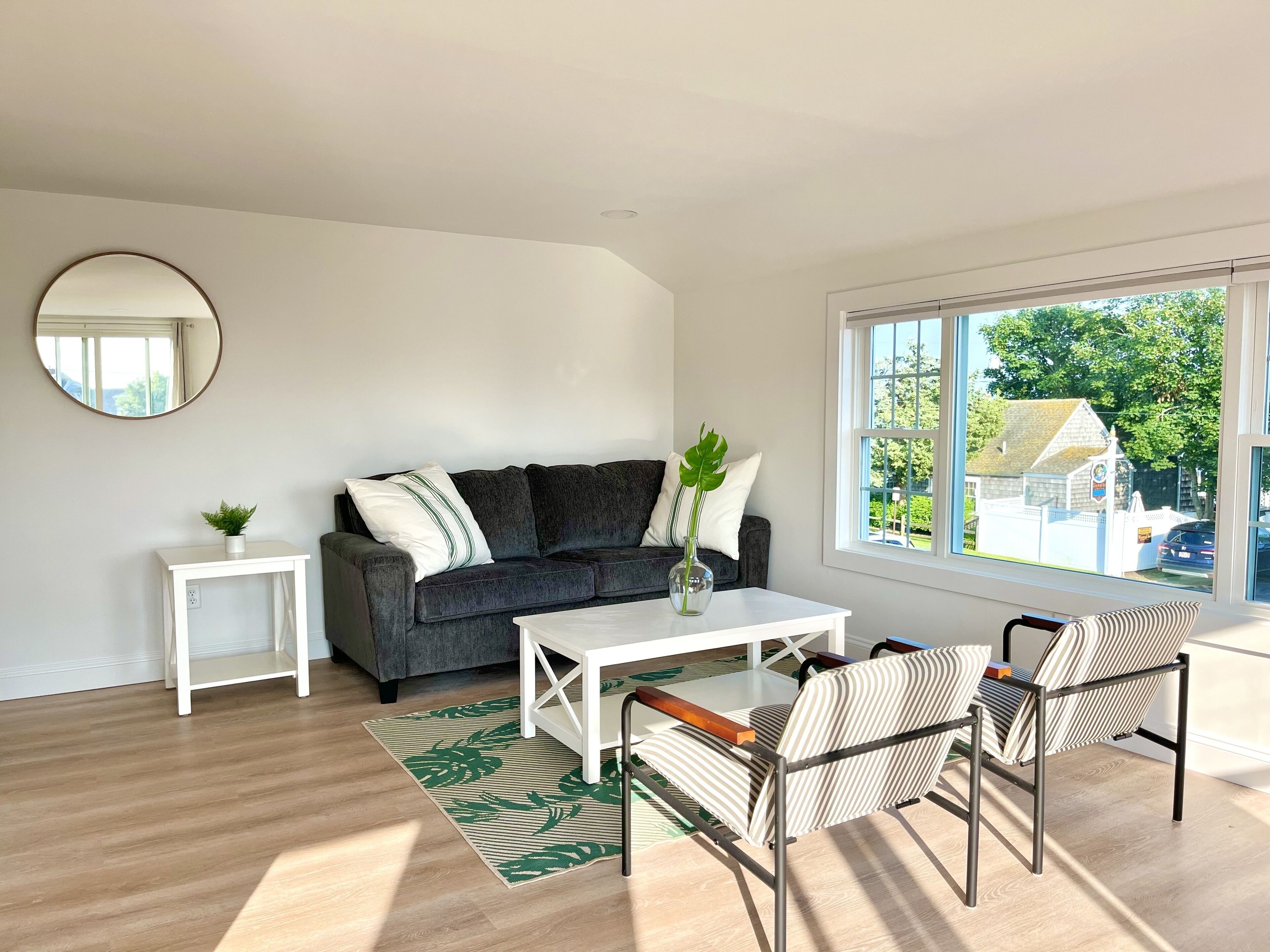 Apartment, eingeschränkter Meerblick | Wohnbereich | 43-Zoll-Flachbildfernseher mit Satellitenempfang, Fernseher