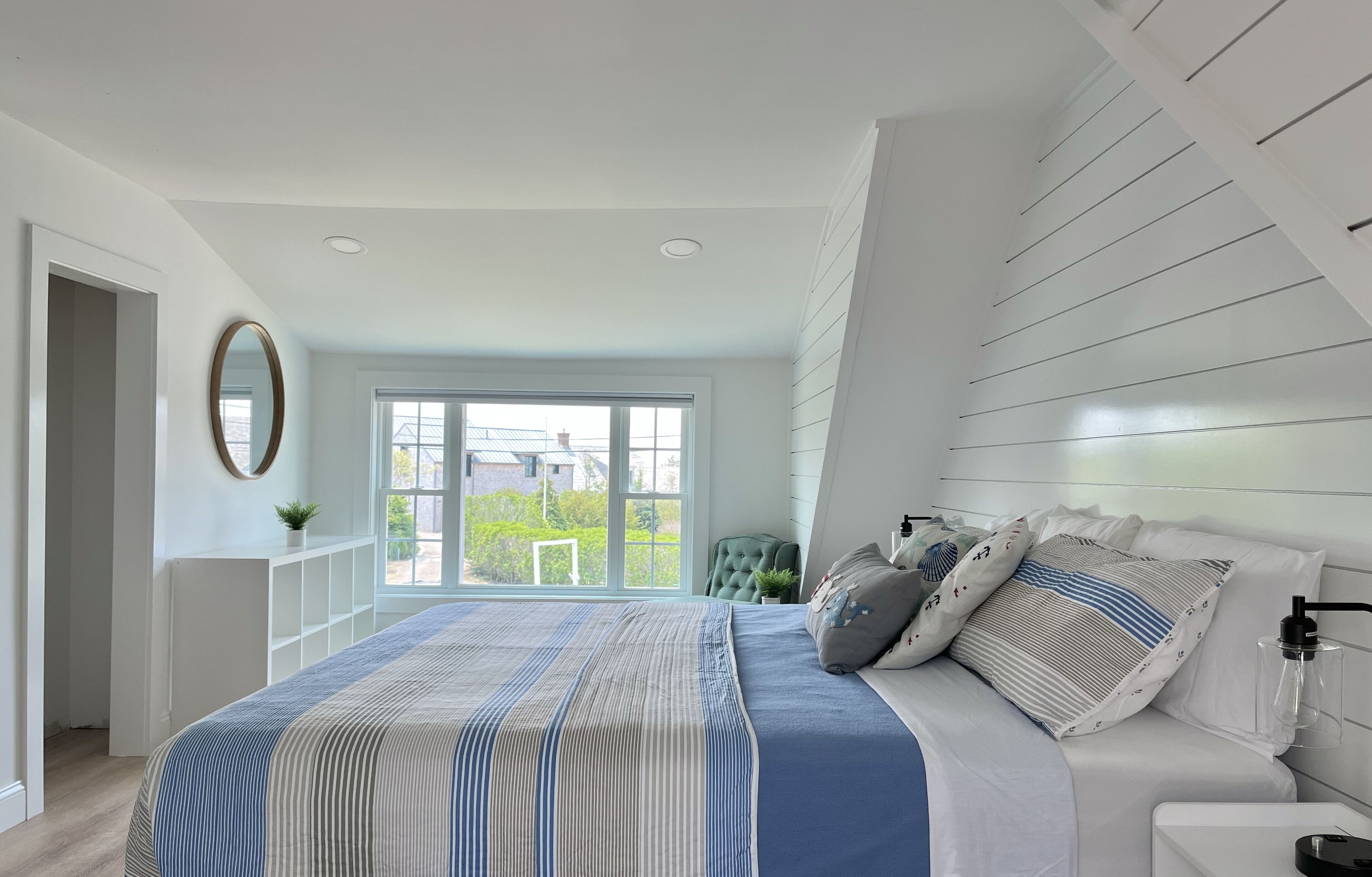 Second Floor King | Free WiFi, bed sheets