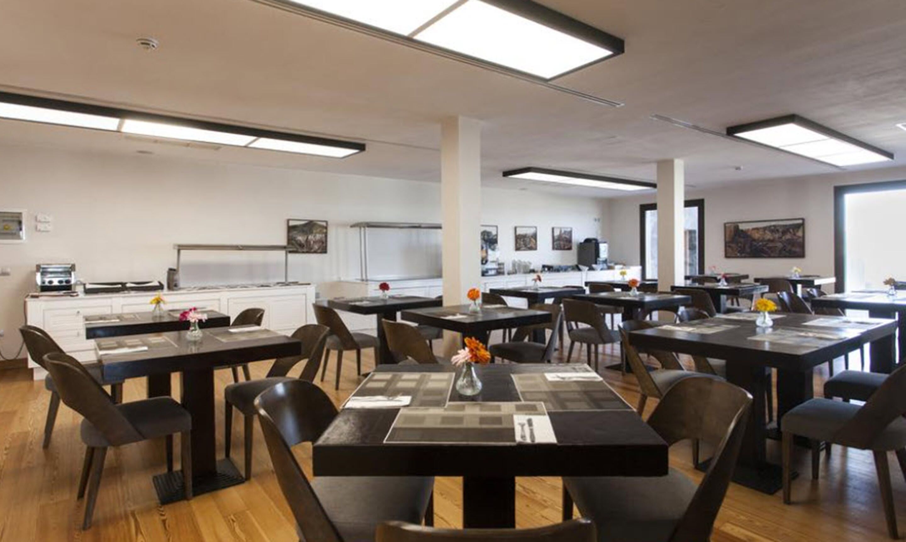 Daily continental breakfast (EUR 7 per person)