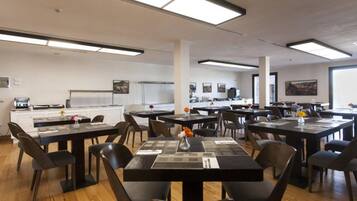 Dagelijks continentaal ontbijt (EUR 7 per persoon)