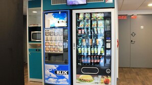 A vending machine with a variety of snacks and drinks, including chips and soda. - hotelF1 Paris Gennevilliers (Gennevilliers)