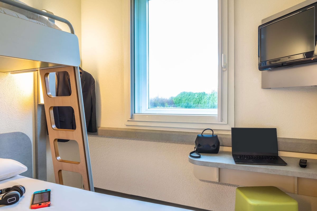Escritorio, sistema de insonorización, cunas gratuitas y wifi gratis