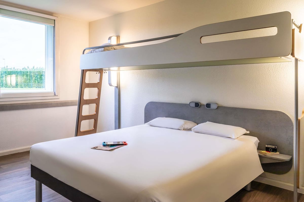 Dreibettzimmer, Mehrere Betten | Schreibtisch, schallisolierte Zimmer, kostenlose Babybetten