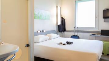 Desk, soundproofing, free cribs/infant beds, free WiFi