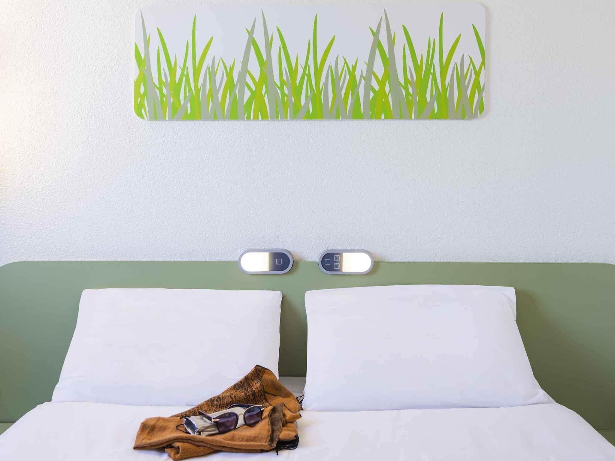 Twin Room, 2 Twin Beds | Desk, soundproofing, free cribs/infant beds, free WiFi