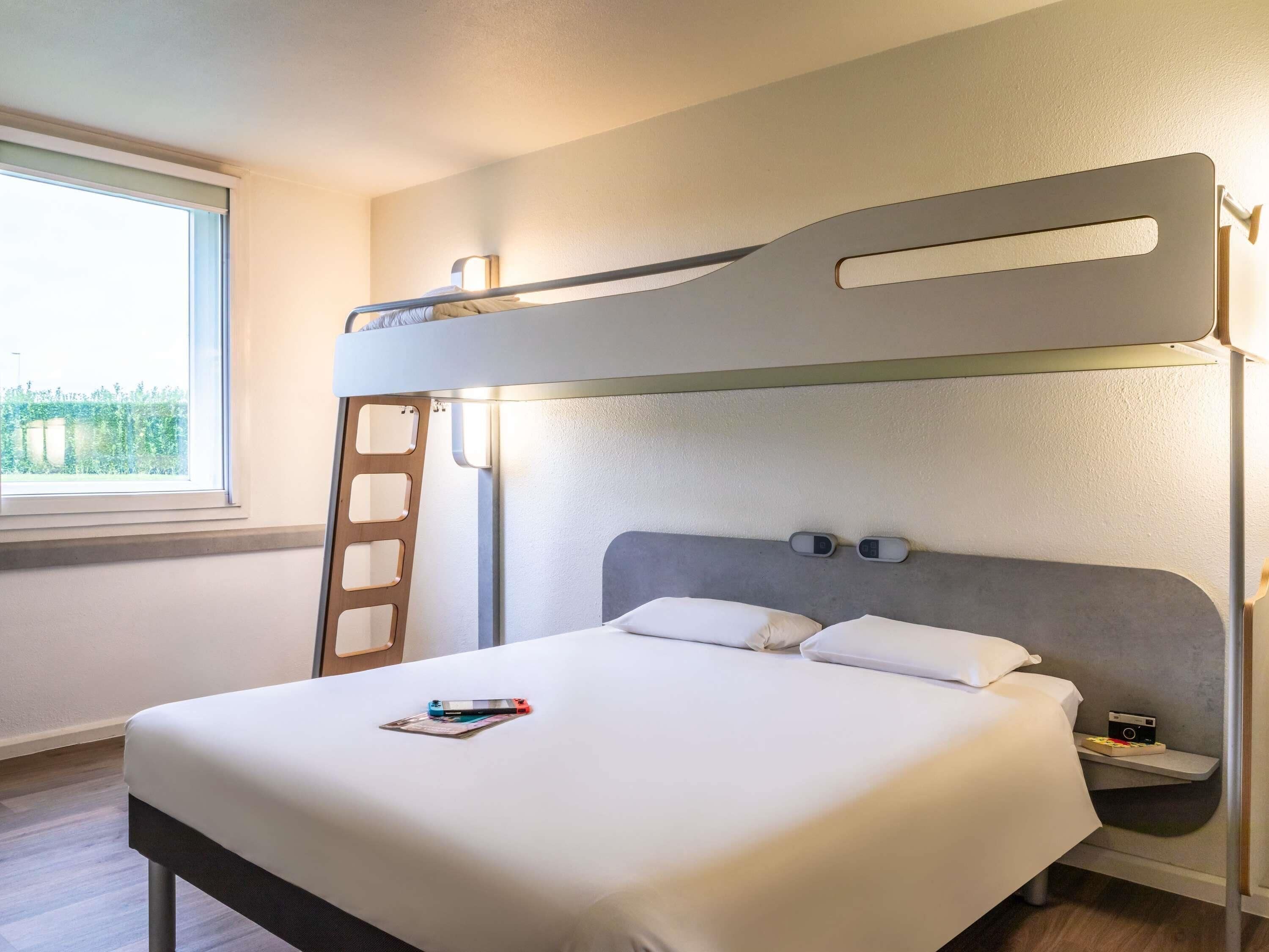 Desk, soundproofing, free cots/infant beds, free WiFi