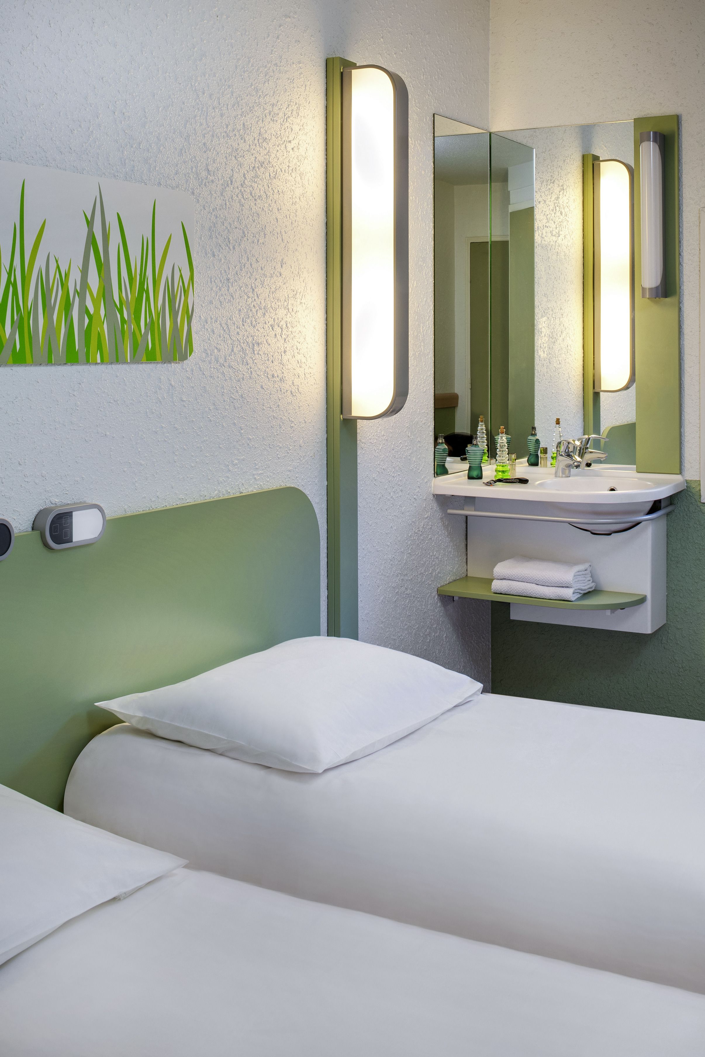 Habitació amb dos llits individuals, 2 llits individuals | Mobiliari individual, escriptori i cortines opaques 