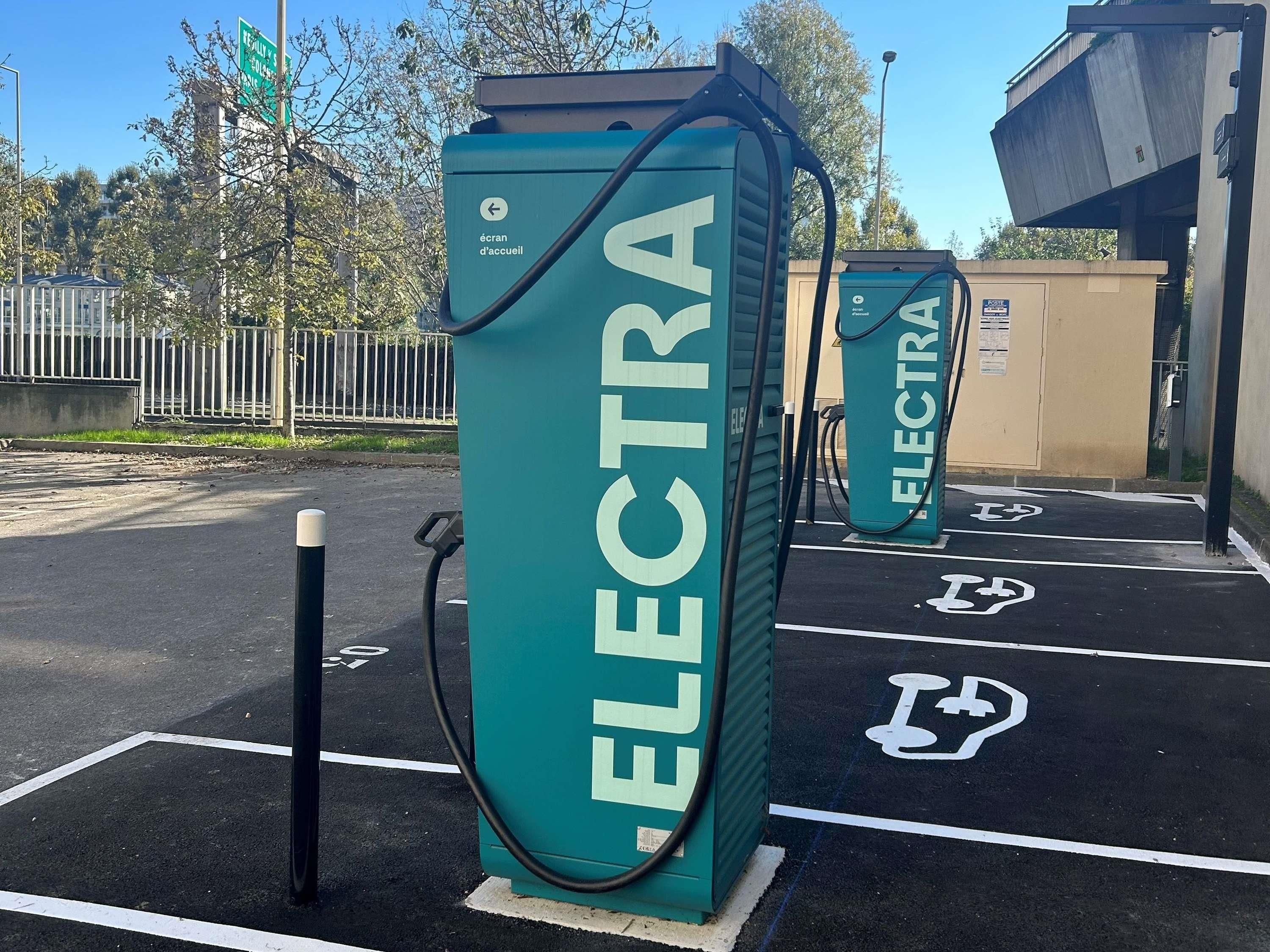 Ein Parkbereich mit ELECTRA Ladestationen.