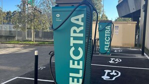 Un área de estacionamiento con estaciones de carga ELECTRA.