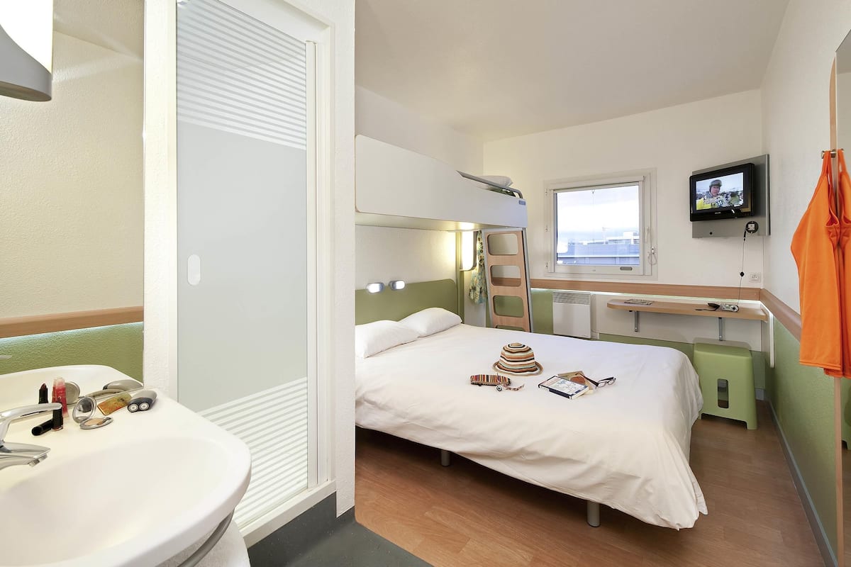 Double Room | Individually furnished, desk, blackout drapes, soundproofing