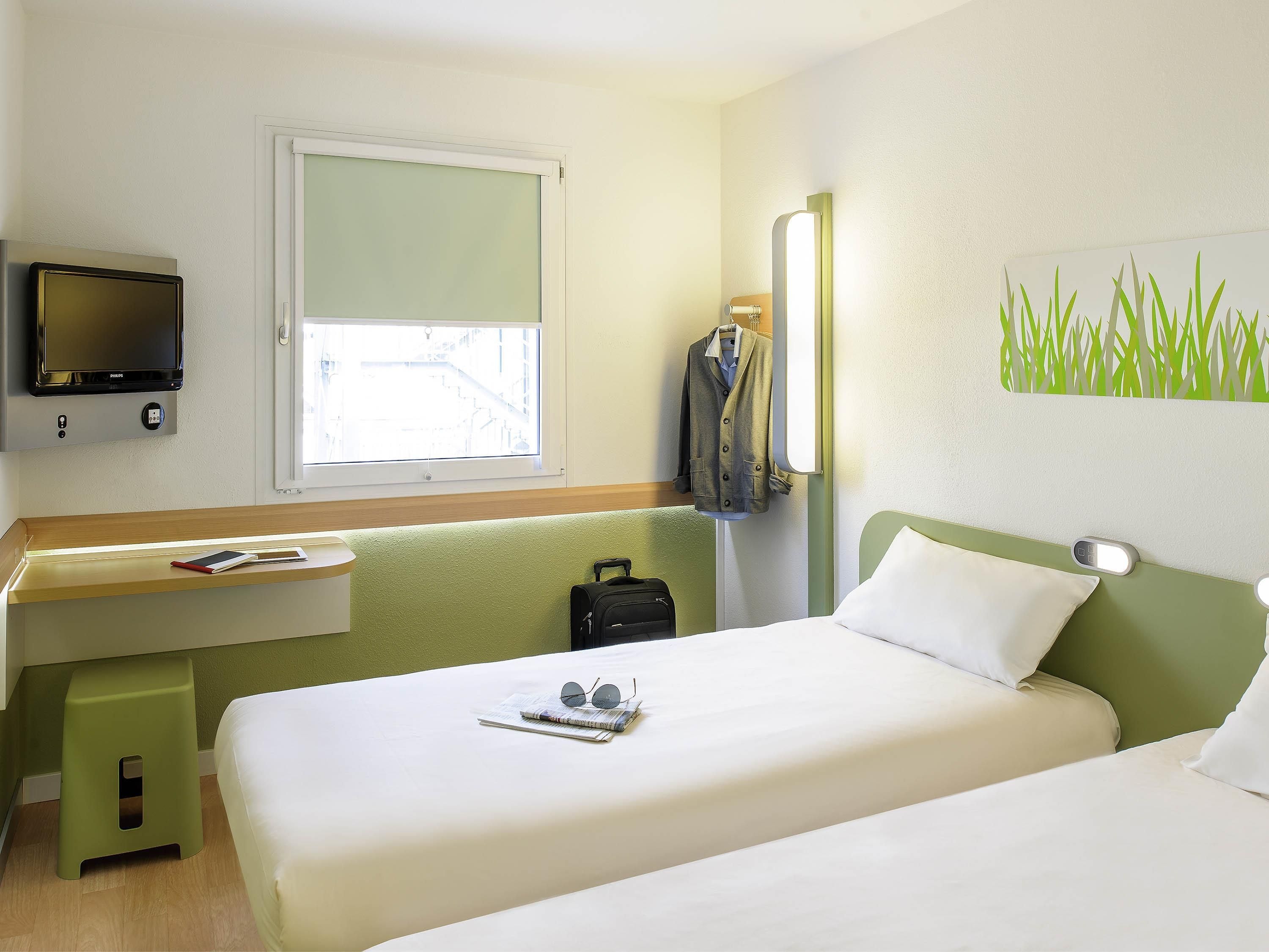Habitación con 2 camas individuales, 2 camas individuales | Escritorio, cortinas opacas, sistema de insonorización y wifi gratis