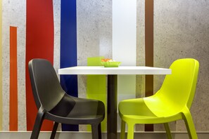 Lobby sitting area - ibis budget Courbevoie Paris la Defense 1 (Courbevoie)