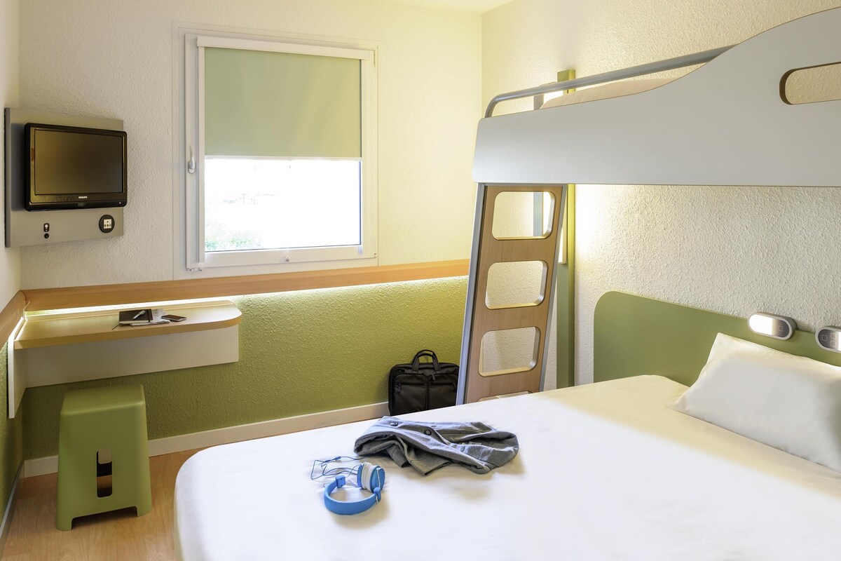 Desk, blackout curtains, soundproofing, free WiFi