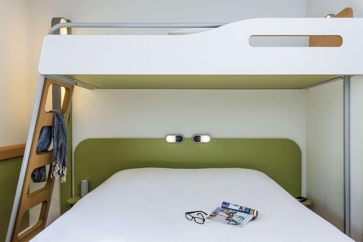 Værelse til 3 personer - flere senge | Individuel indretning, skrivebord, mørklægningsgardiner, lydisolering