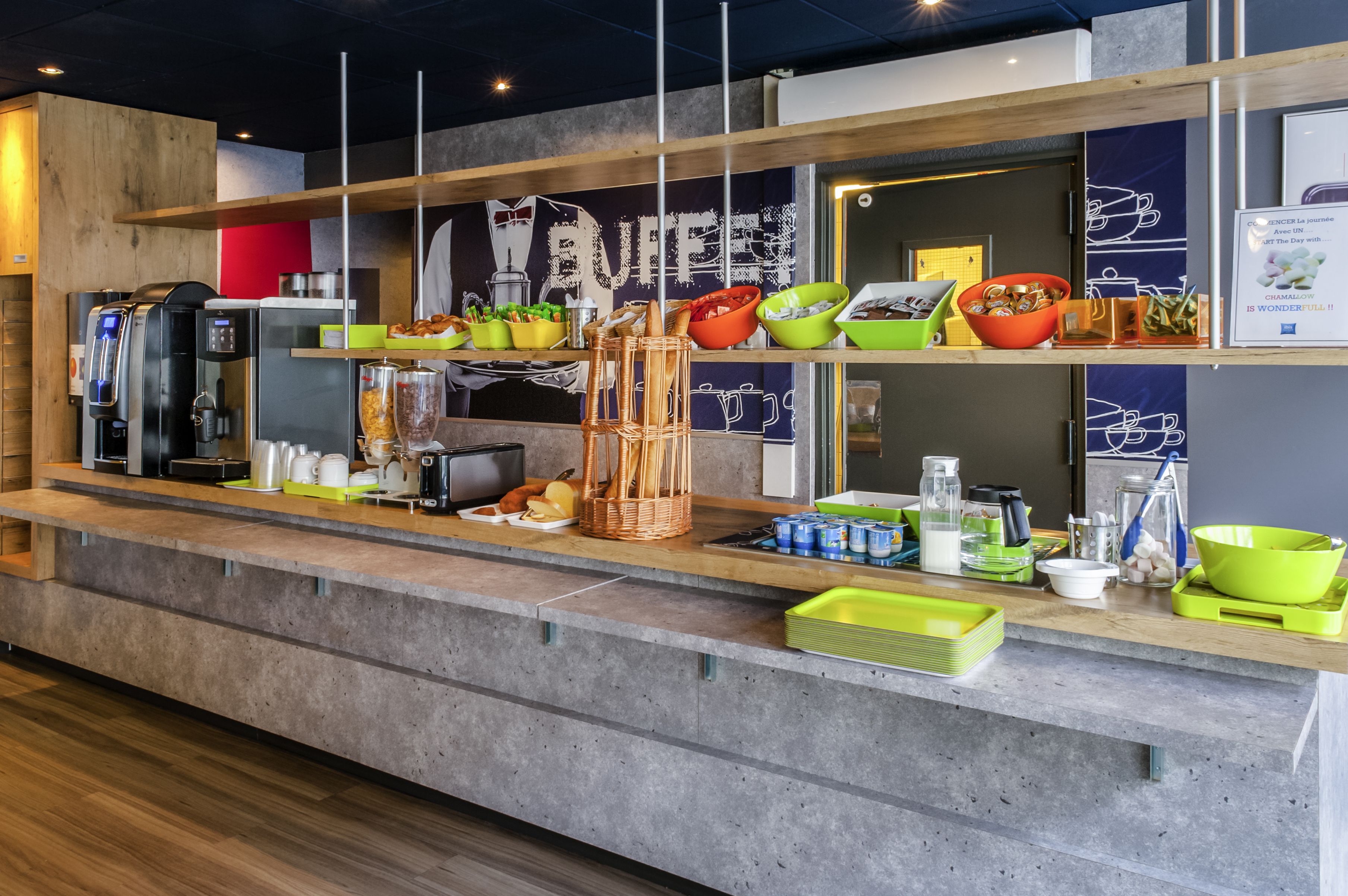 Ein Buffet mit verschiedenen Speisen und Küchengeräten.
