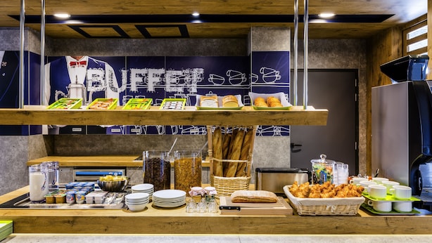 Een buffet met diverse gerechten en drankjes.