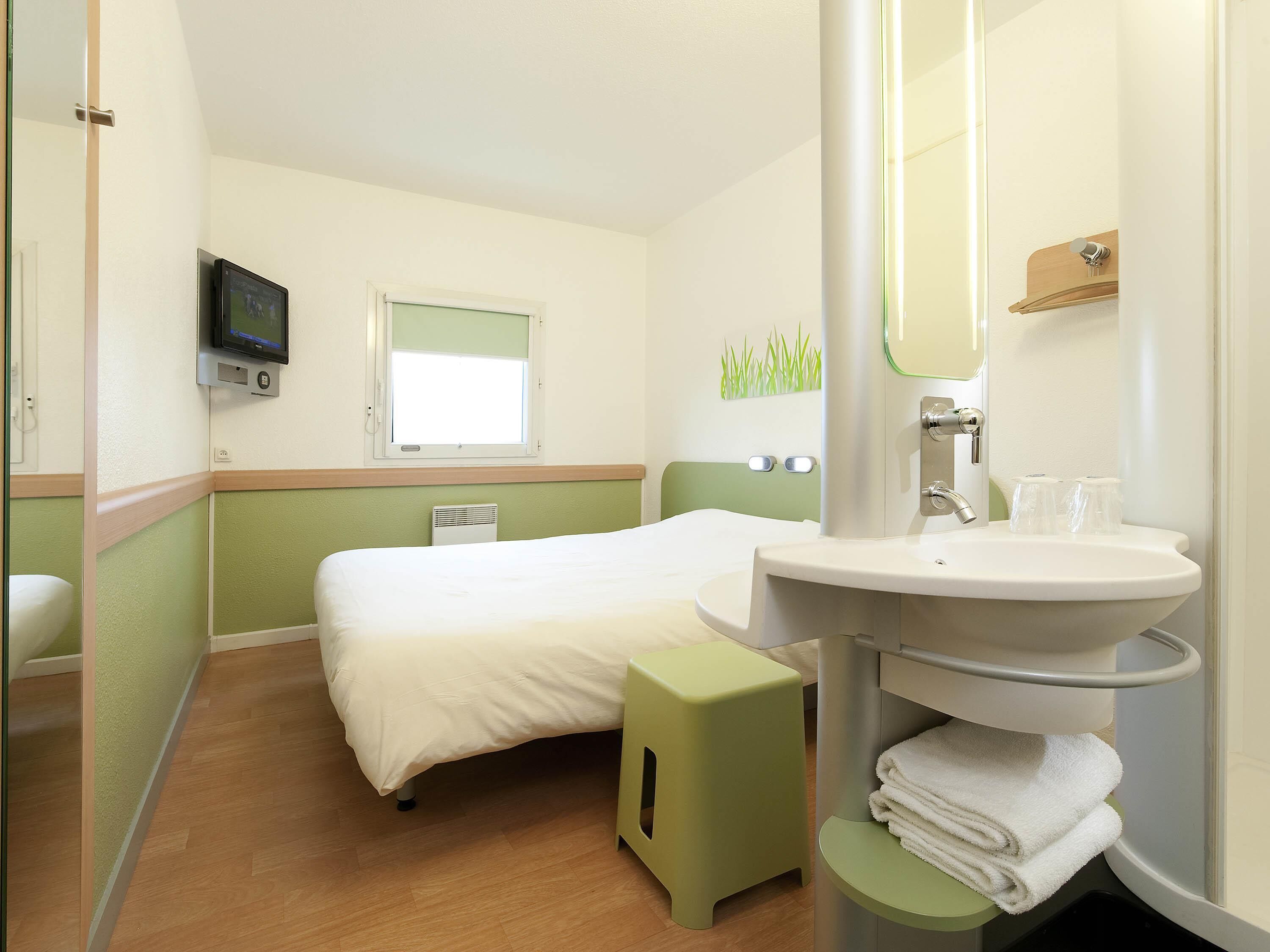 Chambre Double | Ameublement personnalisé, bureau, rideaux occultants