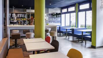 Desayuno buffet (EUR 9.90 por persona)