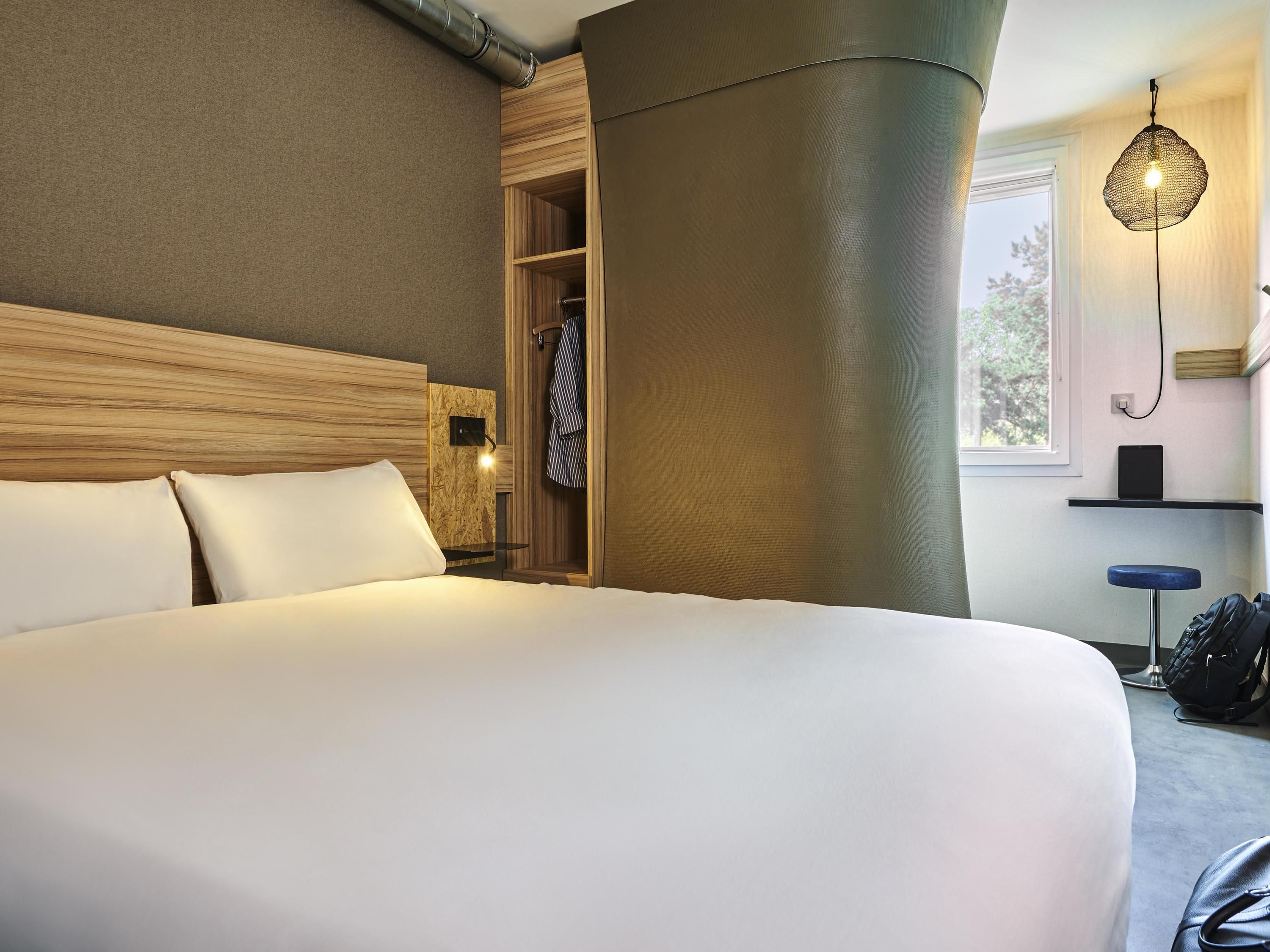 Desk, soundproofing, free WiFi, bed sheets