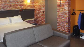 Suíte standard, 1 cama de casal e sofá-cama | Escrivaninha, quartos à prova de som, Wi-Fi de cortesia, roupa de cama
