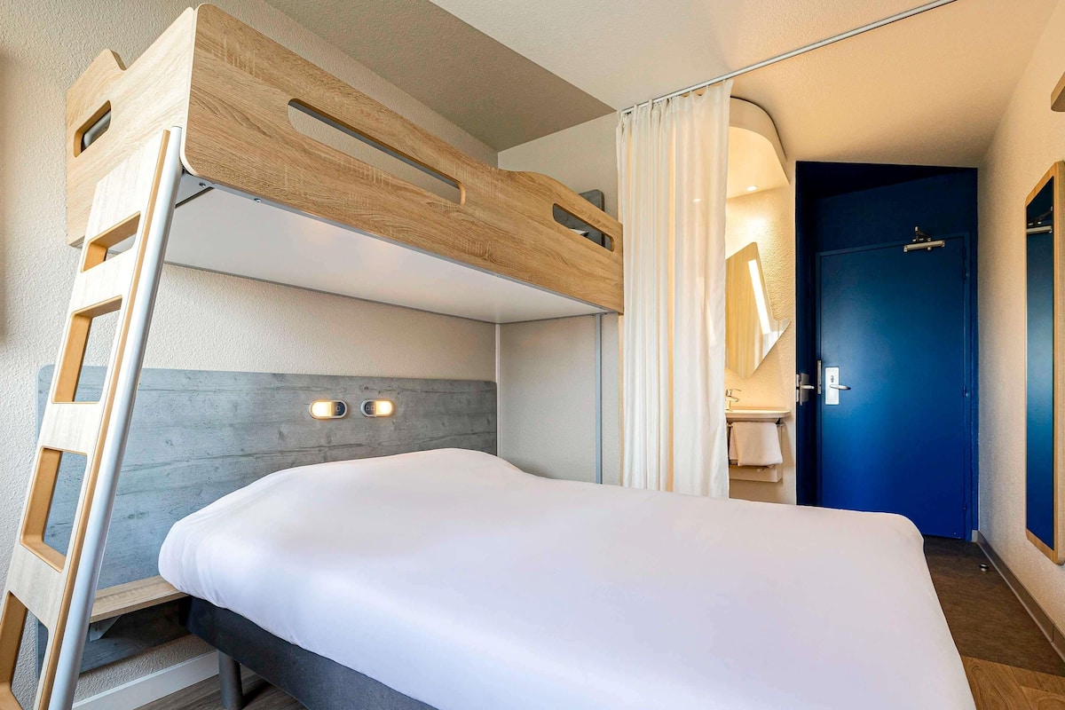 Triple Room, Multiple Beds | Desk, soundproofing, iron/ironing board, free cribs/infant beds