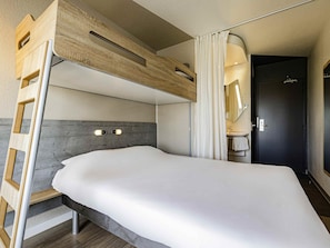 Kamar Triple, Beberapa Tempat Tidur | Meja kerja, kedap suara, dan setrika/meja setrika