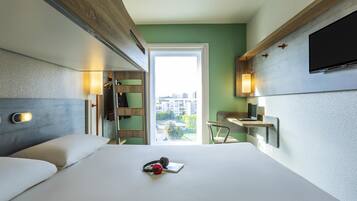 Chambre Triple, plusieurs lits | Bureau, chambres insonorisées, fer et planche à repasser