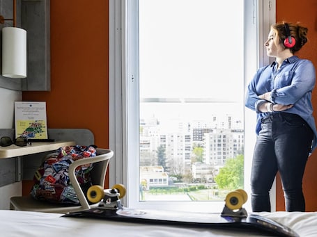 Escritorio, sistema de insonorización y tabla de planchar con plancha