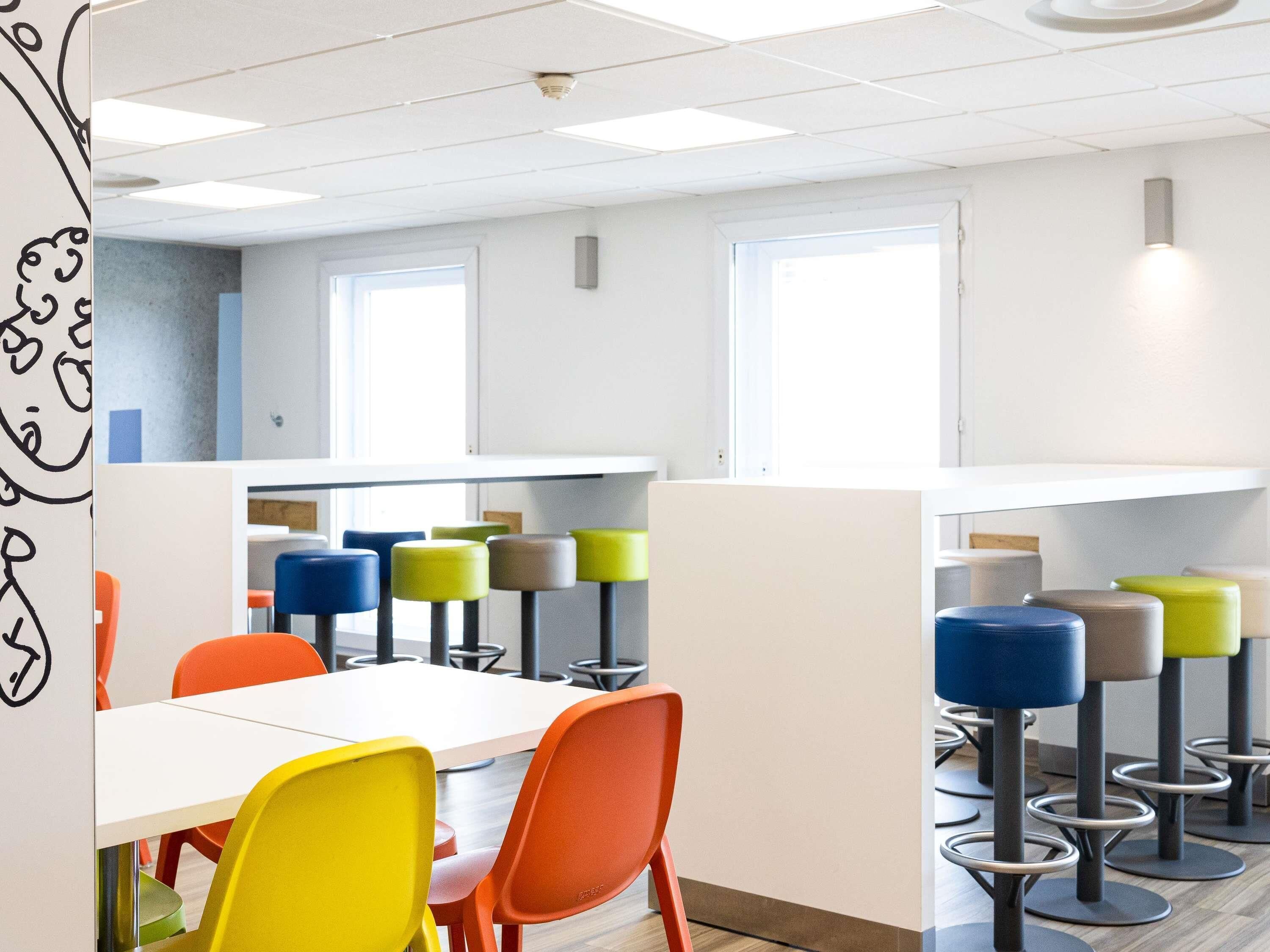 بوفيه فطور يوميًا بتكلفة قدرها (8.9 EUR للشخص)