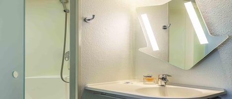 Chambre double | Bureau, systĂšme dâinsonorisation, fer et planche Ă repasser