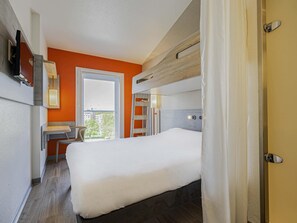 Habitación triple, varias camas | Escritorio, insonorización y tabla de planchar con plancha 