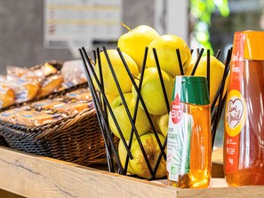 Desayuno buffet diario (EUR 8.9 por persona)
