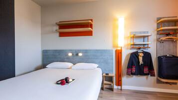Habitación doble | Escritorio, insonorización y tabla de planchar con plancha