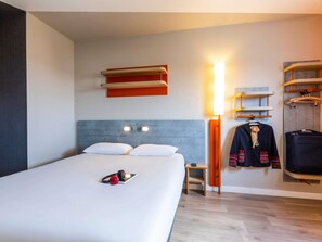 Double Room | Desk, soundproofing, iron/ironing board, free cots/infant beds - ibis budget Paris Porte d' Italie Ouest (Le Kremlin-Bicetre)