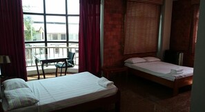 Herbergi fyrir fjóra | Öryggishólf í herbergi, skrifborð, myrkratjöld/-gardínur, hljóðeinangrun