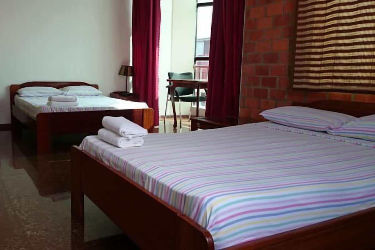 Chambre Quadruple | Coffres-forts dans les chambres, bureau, rideaux occultants
