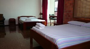 Herbergi fyrir fjóra | Öryggishólf í herbergi, skrifborð, myrkratjöld/-gardínur, hljóðeinangrun